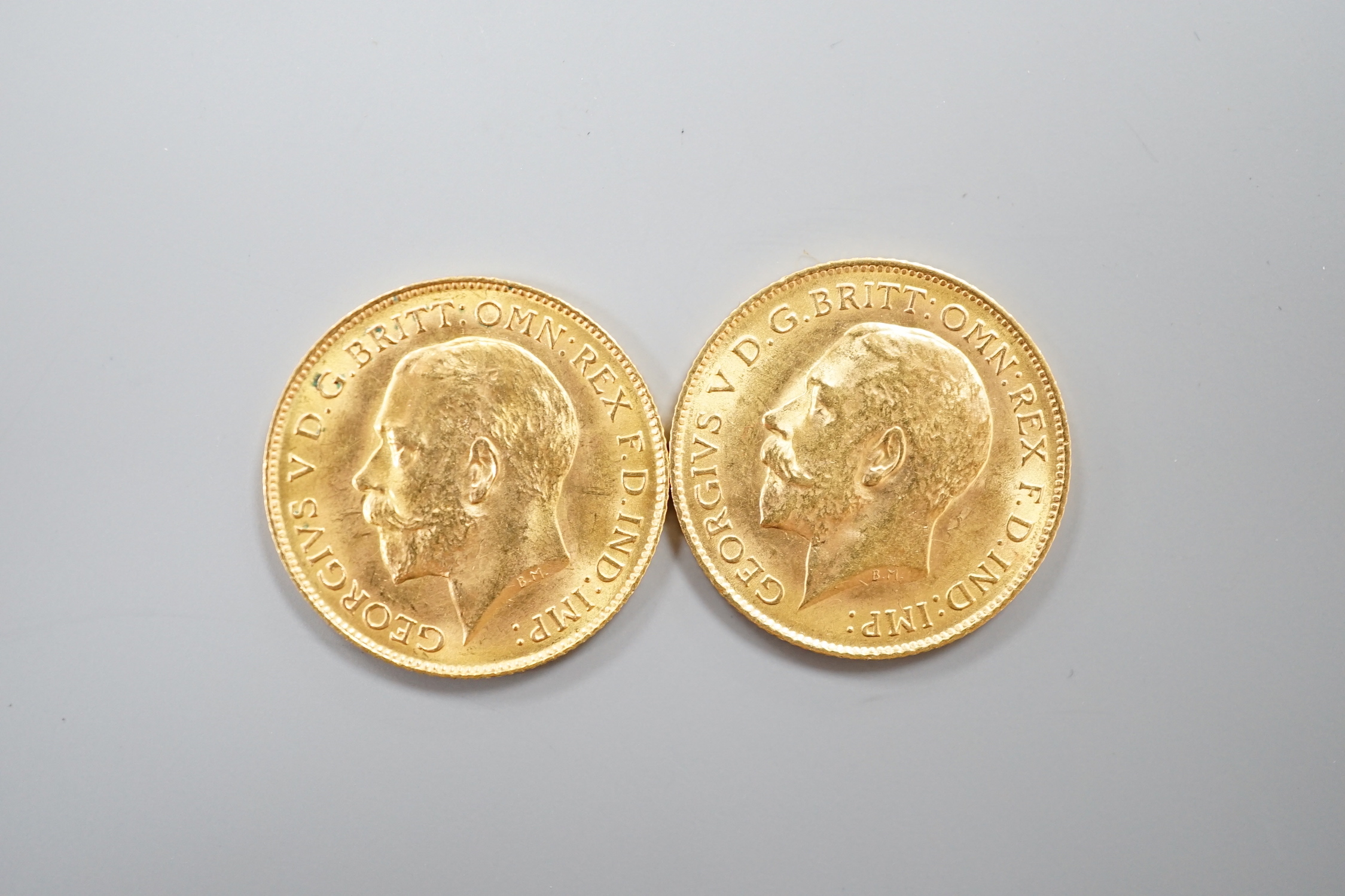 Two George V gold half sovereigns, 1914, both about EF.